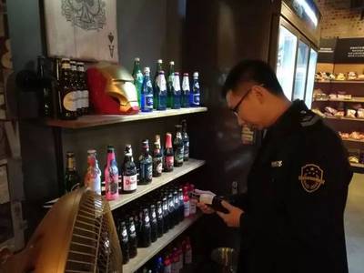 深夜亮劍！南海開展酒類經(jīng)營場所突擊檢查，暫扣涉案產(chǎn)品筑牢安全防線